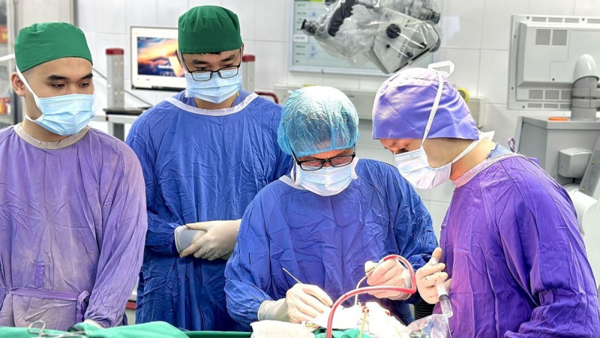 BS Đồng Văn Hệ và đồng nghiệp trong một ca phẫu thuật sọ não