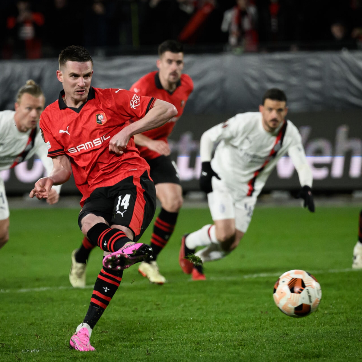 Benjamin Bourigeaud lập hat-trick trong trận lượt về