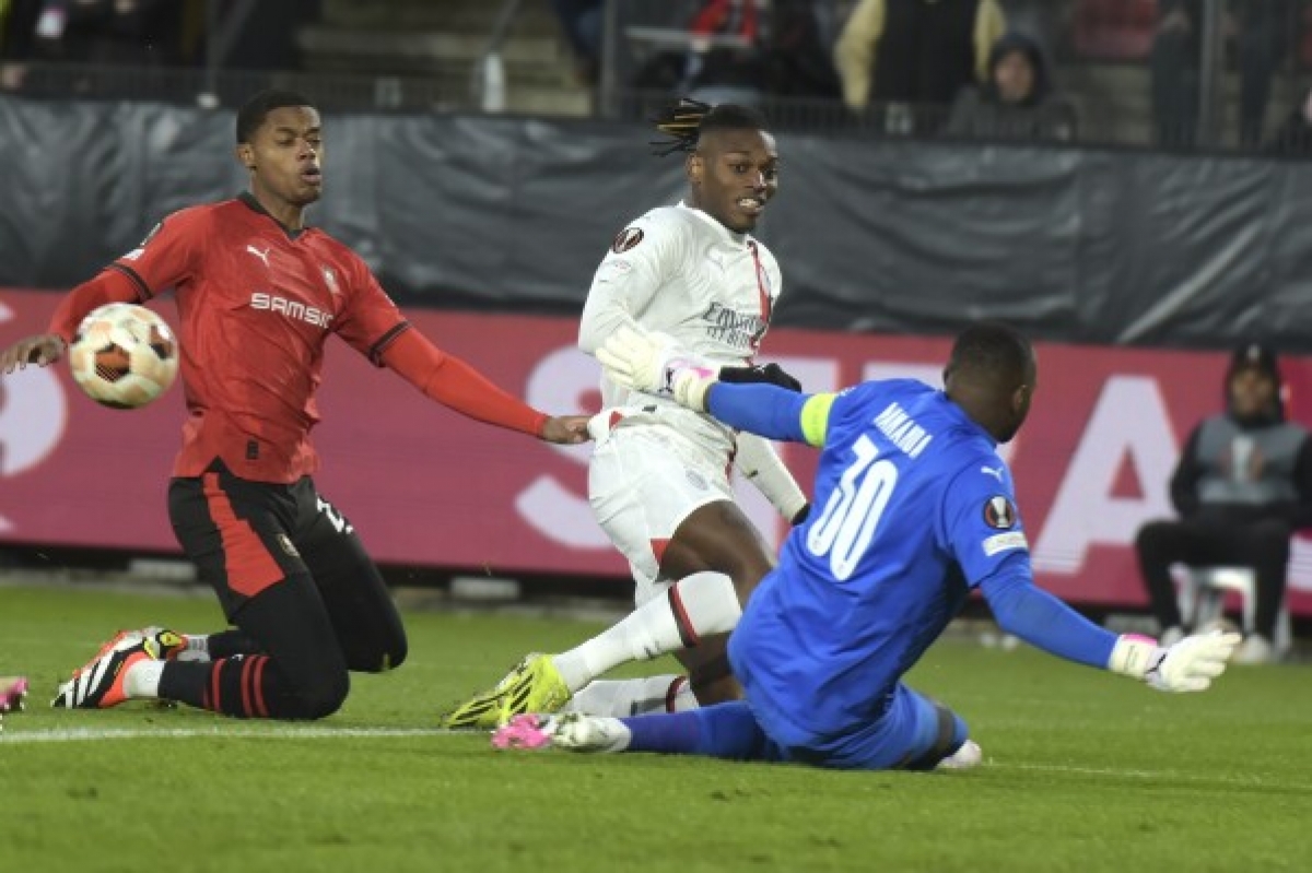 Rafael Leao (trang phục màu trắng) dẫn bóng qua hàng loạt cầu thủ và thủ môn Steve Mandanda rồi ghi bàn cho AC Milan