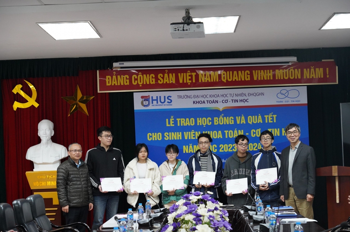 TS. Nguyễn Thanh Bình và PGS.TS. Lê Minh Hà, Giám đốc điều hành Viện Nghiên cứu cao cấp về Toán trao học bổng cho các em sinh viên.