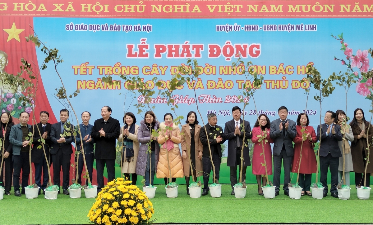 Ban tổ chức tặng cây hoa ban cho các phòng GD-ĐT để trồng tại trường học