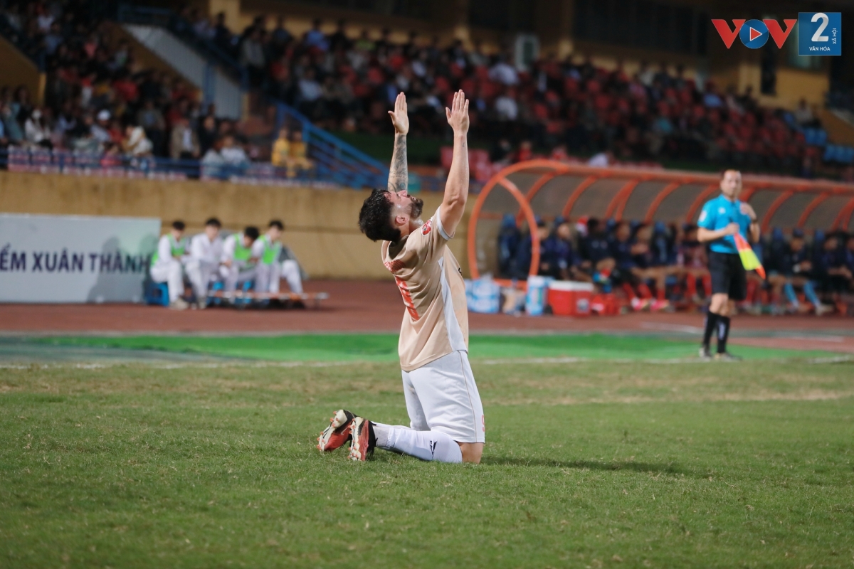 Jeferson Elias giúp Công An Hà Nội mở tỉ số của trận đấu