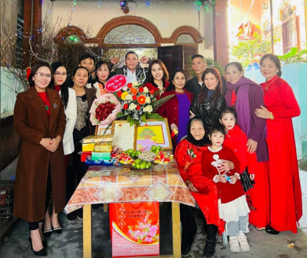 Con cháu quây quần bên cụ