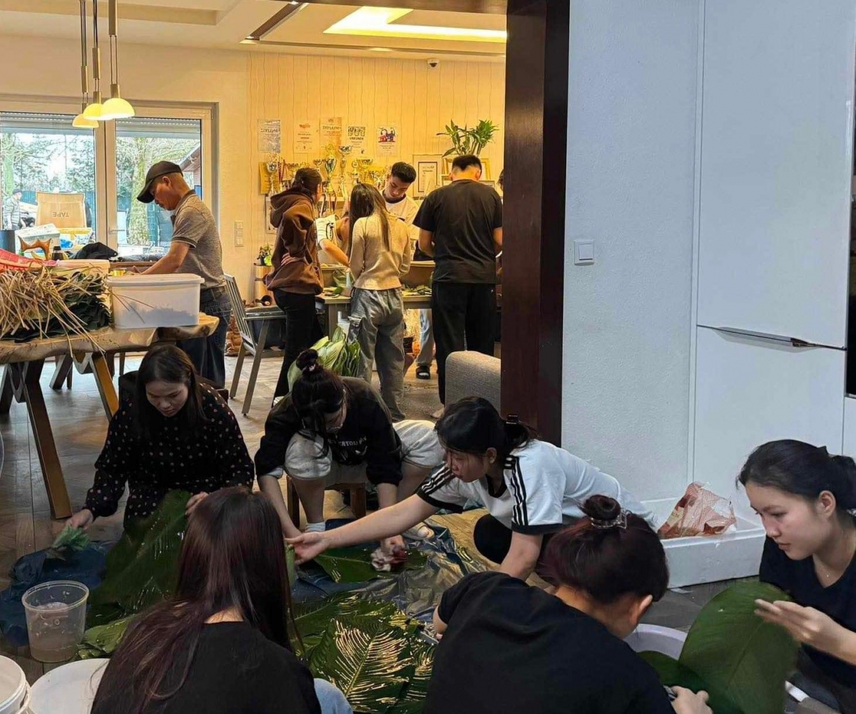 Người Việt ở Đức gói bánh chưng cung cấp cho bà con Việt kiều trong dịp đón tết truyền thống.