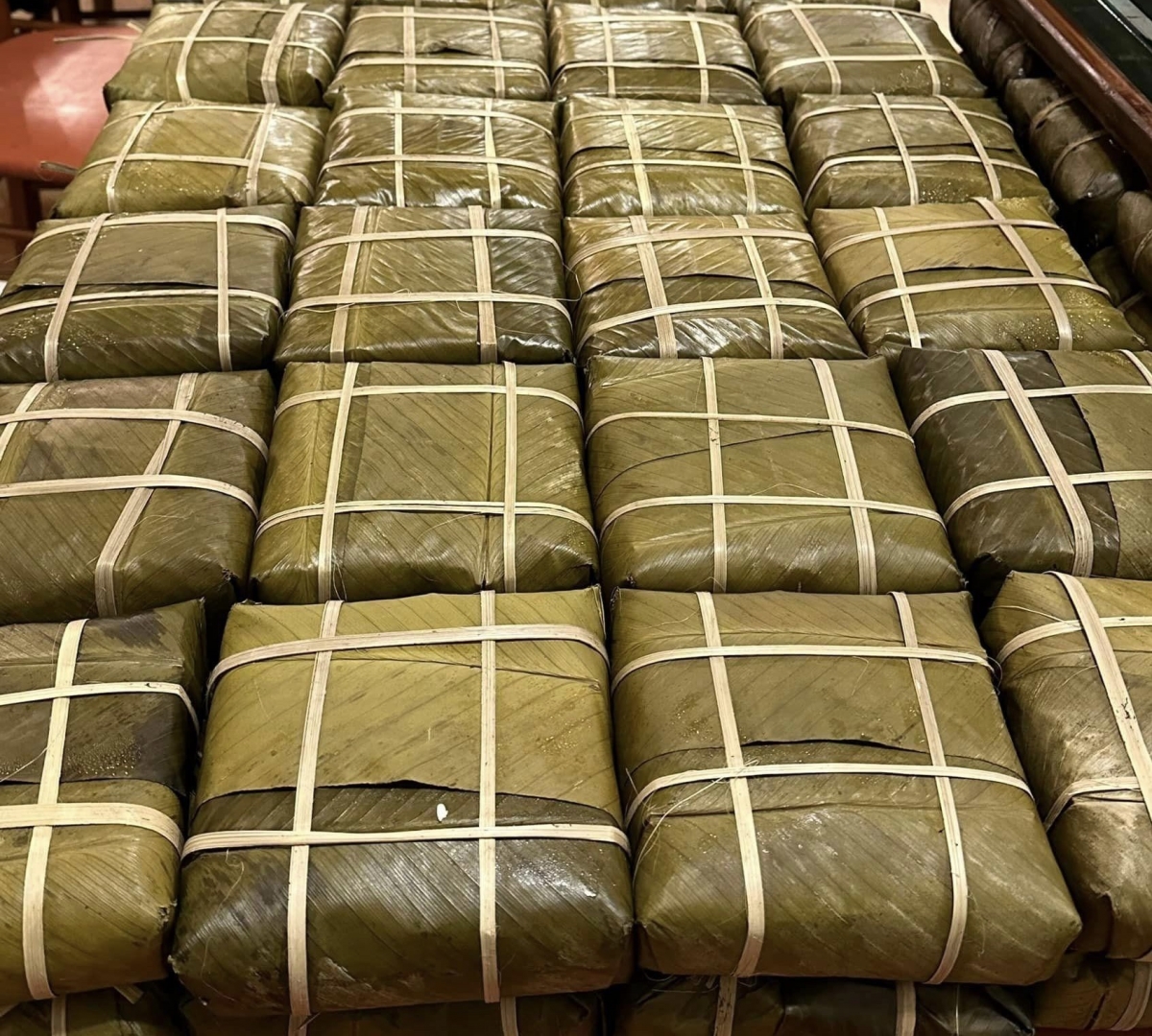 Bánh chưng, món ăn không thể thiếu trong tết truyền thống. Cuộc sống bận rộn đã khiến gói bánh chưng trở thành một nghề cho những người như chị Huế ở Văn Lâm, Hưng Yên.