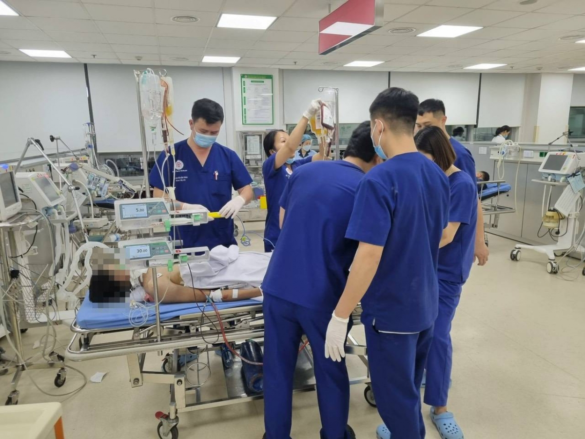 Các bác sĩ tiến hành cấp cứu cho bệnh nhân