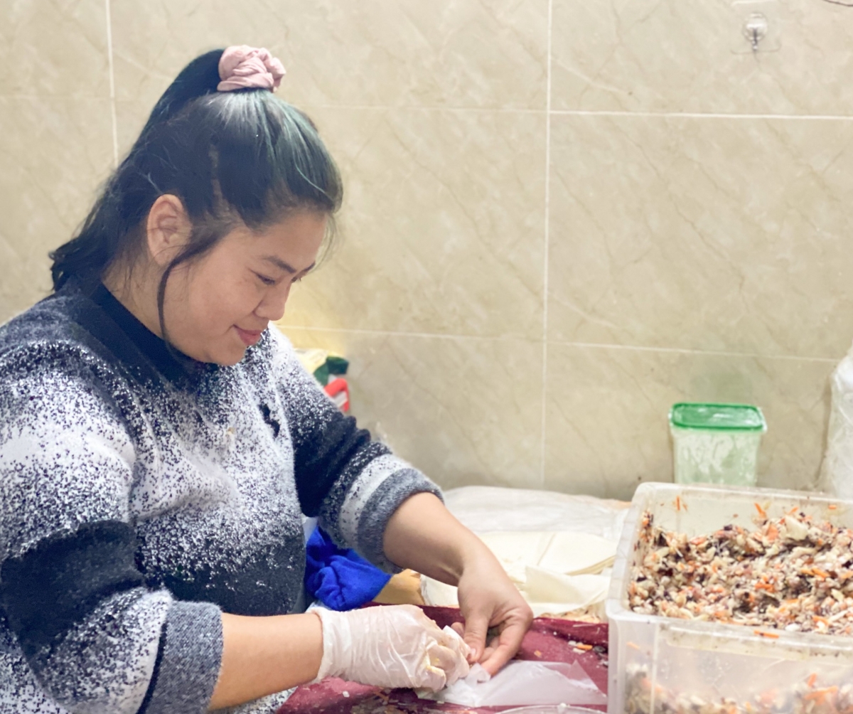 “Làm đồ ăn sẵn, đặc biệt là làm nem đòi hỏi phải cẩn thận, tỉ mẩn, tâm huyết và cầu toàn một chút", chị Huyền chia sẻ bí quyết làm nghề thành công.