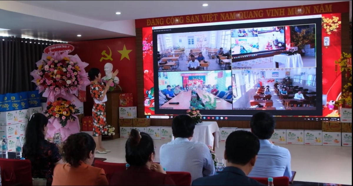 Giao lưu với các thầy giáo, cô giáo ở huyện Côn Đảo và Trường Sa