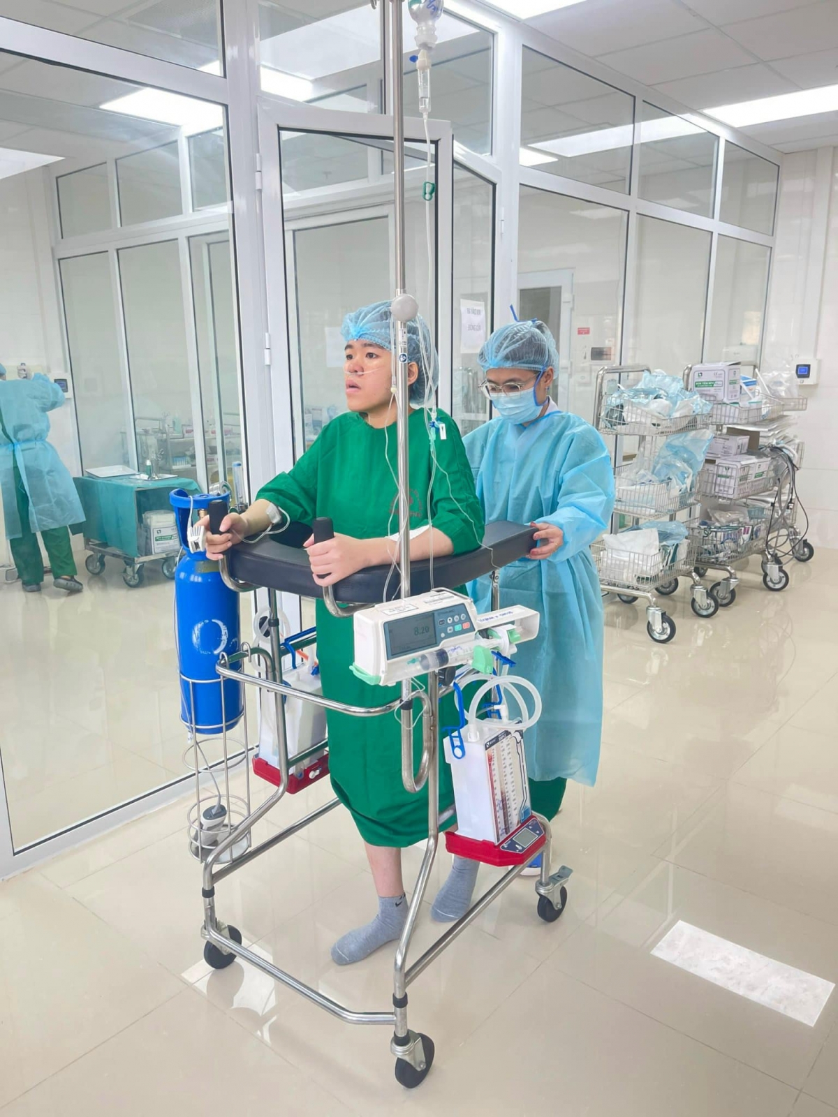 Sau ca ghép 6 ngày, bệnh nhân đã tập phục hồi chức năng