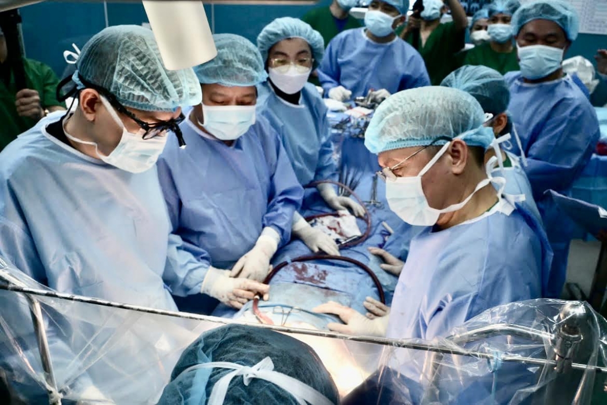 Các chuyên gia đang tiến hành ca ghép