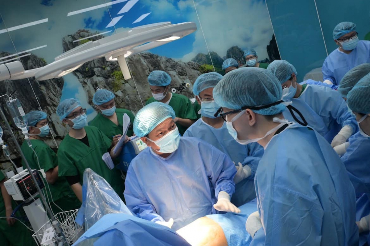 TS.BSCC. Đinh Văn Lượng - Giám đốc BV Phổi Trung ương - trực tiếp tham gia ca ghép cùng các chuyên gia của các BV khác