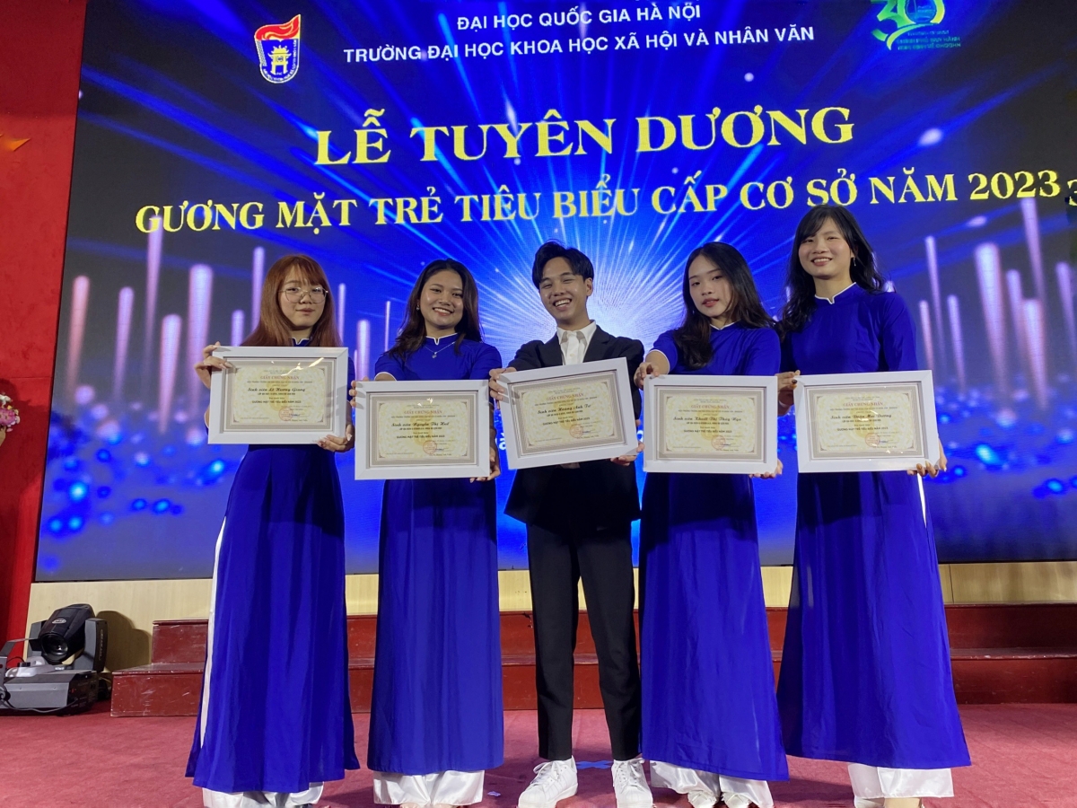 Anh Tư cùng các bạn sinh viên đạt danh hiệu Gương mặt trẻ năm 2023 Trường Đại học Khoa học Xã hội và Nhân văn.