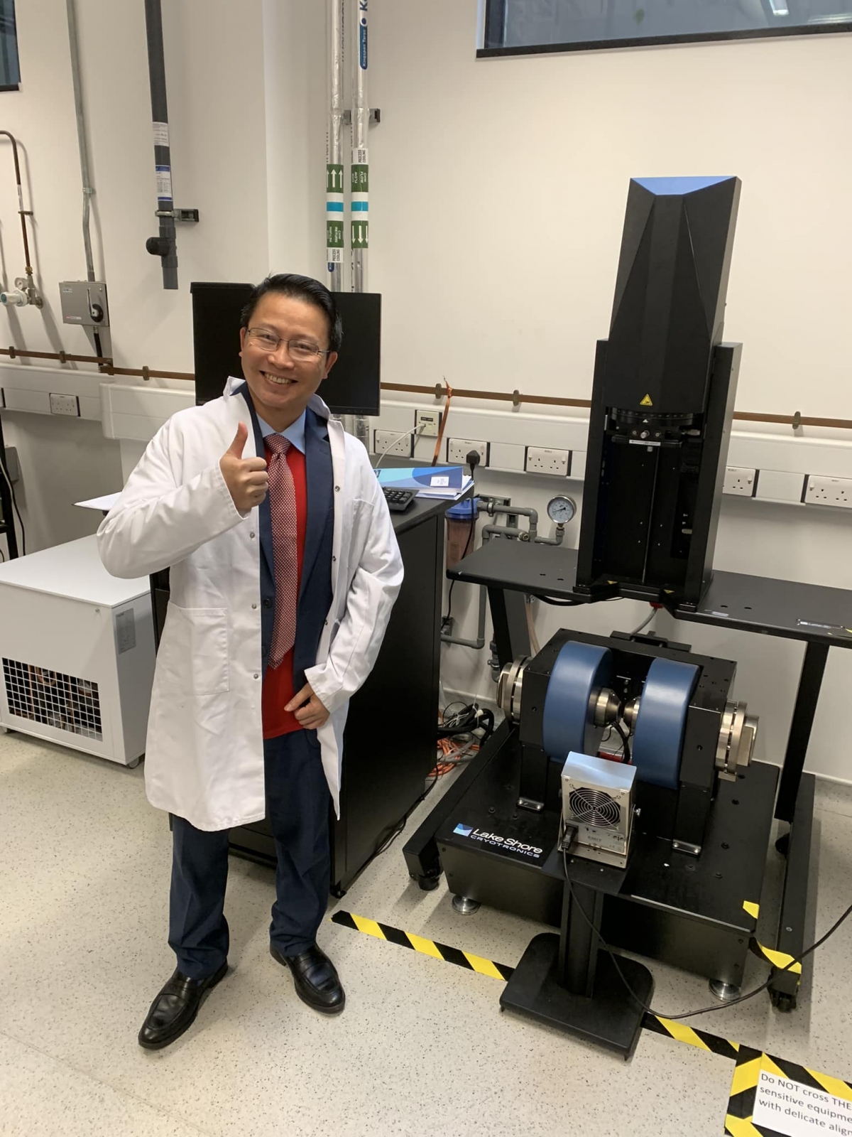 GS Phan Mạnh Hưởng tại phòng thí nghiệm của Trường ĐH Cambridge (Vương Quốc Anh)