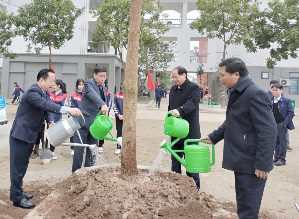 Ông Nguyễn Doãn Toản -Trưởng ban Tuyên giáo Thành ủy Hà Nội; Ông
Dương Đức Tuấn, PCT UBND TP. Hà Nội; Ông Trần Thế Cương, Giám đốc Sở GD-ĐT tham gia trồng cây tại trường THCS Trưng Vương, huyện Mê Linh