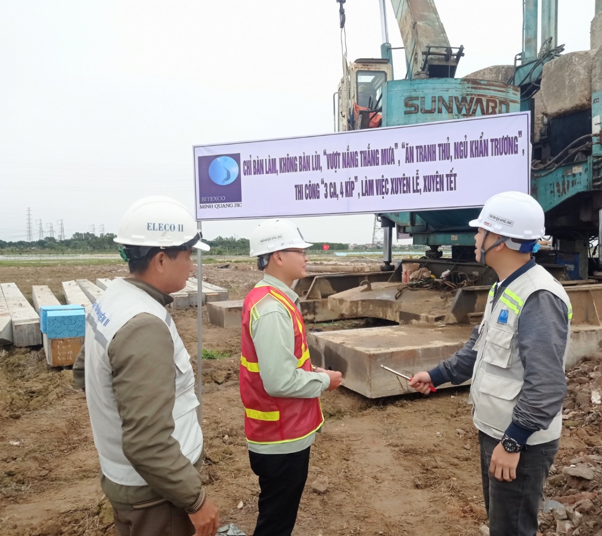 Vị trí 319 (Phố Nối, Hưng Yên), nhà thầu gấp rút hoàn thiện công trình với tinh thần "móng không đợi cột, cột không đợi dây"