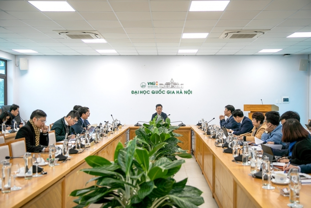 Giám đốc ĐHQGHN Lê Quân chủ trì buổi làm việc