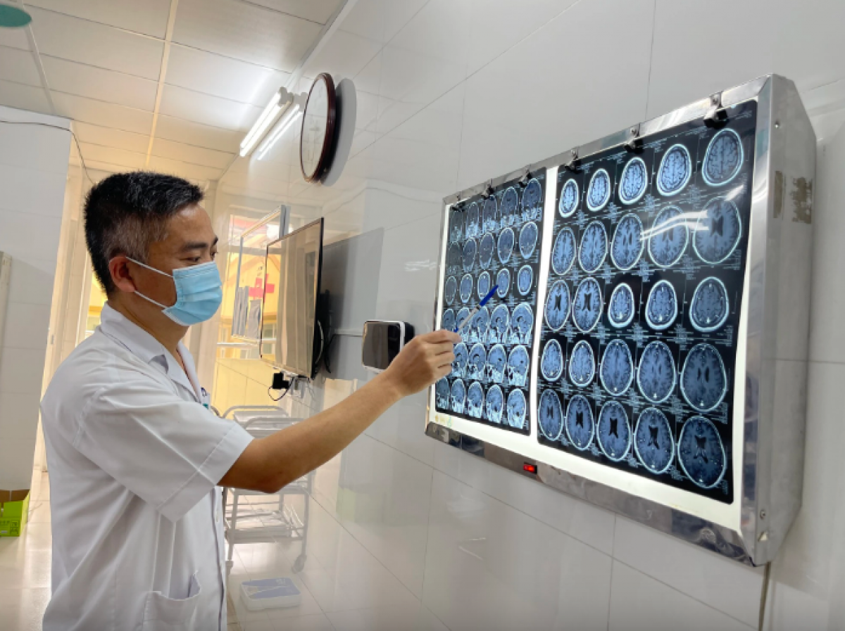 TS.BS Trần Huy Thọ, Phó Giám đốc Bệnh viện Đặng Văn Ngữ phân tích hình ảnh phim chụp sán
trên não bệnh nhân