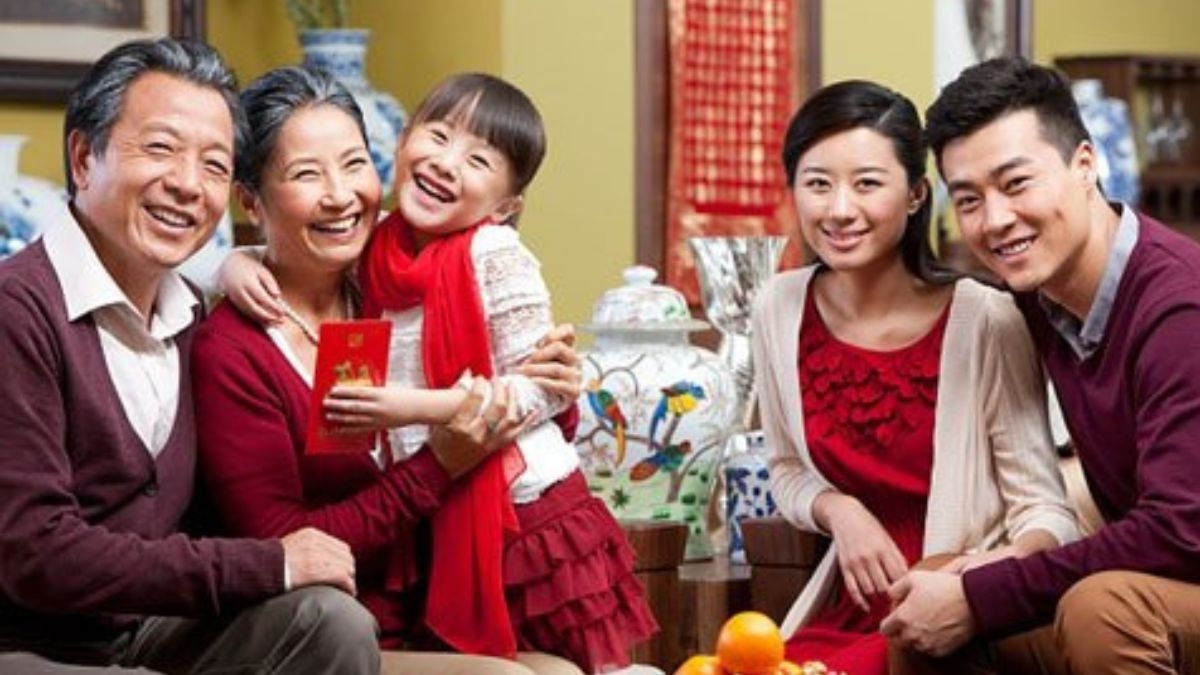 Con cháu về quây quần, sum họp ngày cuối năm giúp người già hạnh phúc