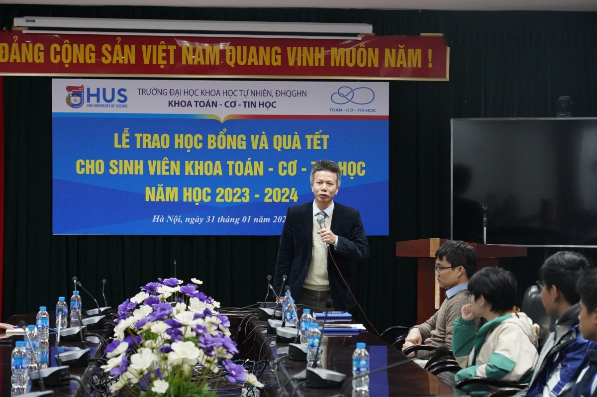 PGS.TS. Phó Đức Tài, Trưởng Khoa Toán – Cơ – Tin học, Trường ĐHKHTN phát biểu, giới thiệu về các nguồn học bổng, nguồn tài trợ mà sinh viên và học viên của Khoa nhận được hàng năm.