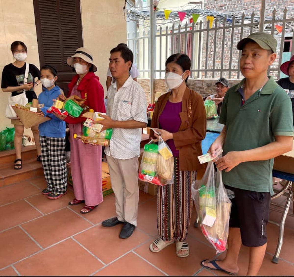 Ngoài bổ túc kiến thức cho các em, lớp học cũng rất quan tâm đến những gia đình
có hoàn cảnh khó khăn (Ảnh NVCC)