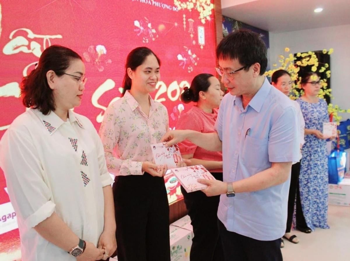 TS. Nguyễn Ngọc Ân, Chủ tịch Công đoàn Giáo dục Việt Nam tặng quà cho giáo viên tại chương trình “Tết Sum vầy-Xuân chia sẻ”