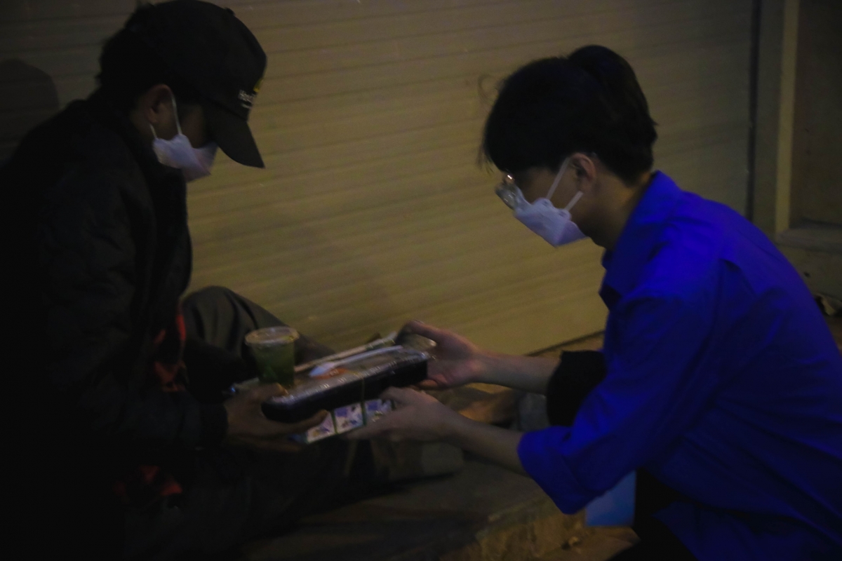 Sinh viên Hoàng Anh Tư tham gia chương trình từ thiện giúp đỡ người vô gia cư