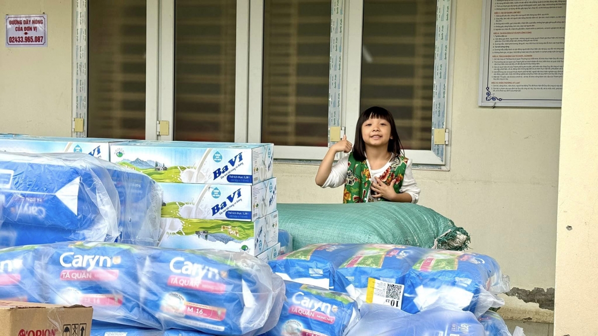 Bé Hạ Linh trong chuyến phát quà từ thiện tại Ba Vì, Hà Nội