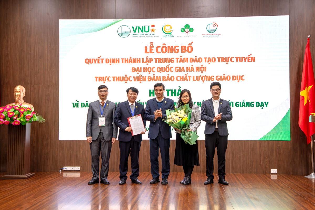 PGS.TS Nguyễn Hoàng Hải - Phó Giám đốc Đại học Quốc gia Hà Nội trao Quyết định thành lập Trung tâm Đào tạo trực tuyến ĐHQGHN cho PGS.TS Nghiêm Xuân Huy, Viện trưởng Viện Đảm bảo chất lượng giáo dục