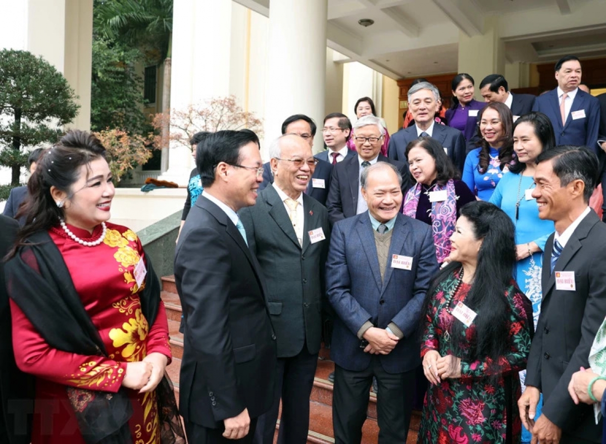 Chủ tịch nước Võ Văn Thưởng chuyện trò thân mật cùng các đại biểu. Ảnh: TTXVN
