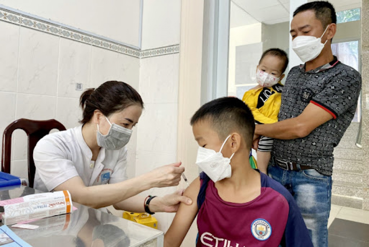 Cha mẹ nên đưa trẻ đi tiêm vaccine đầy đủ và đúng lịch để tạo miễn dịch chủ động phòng bệnh