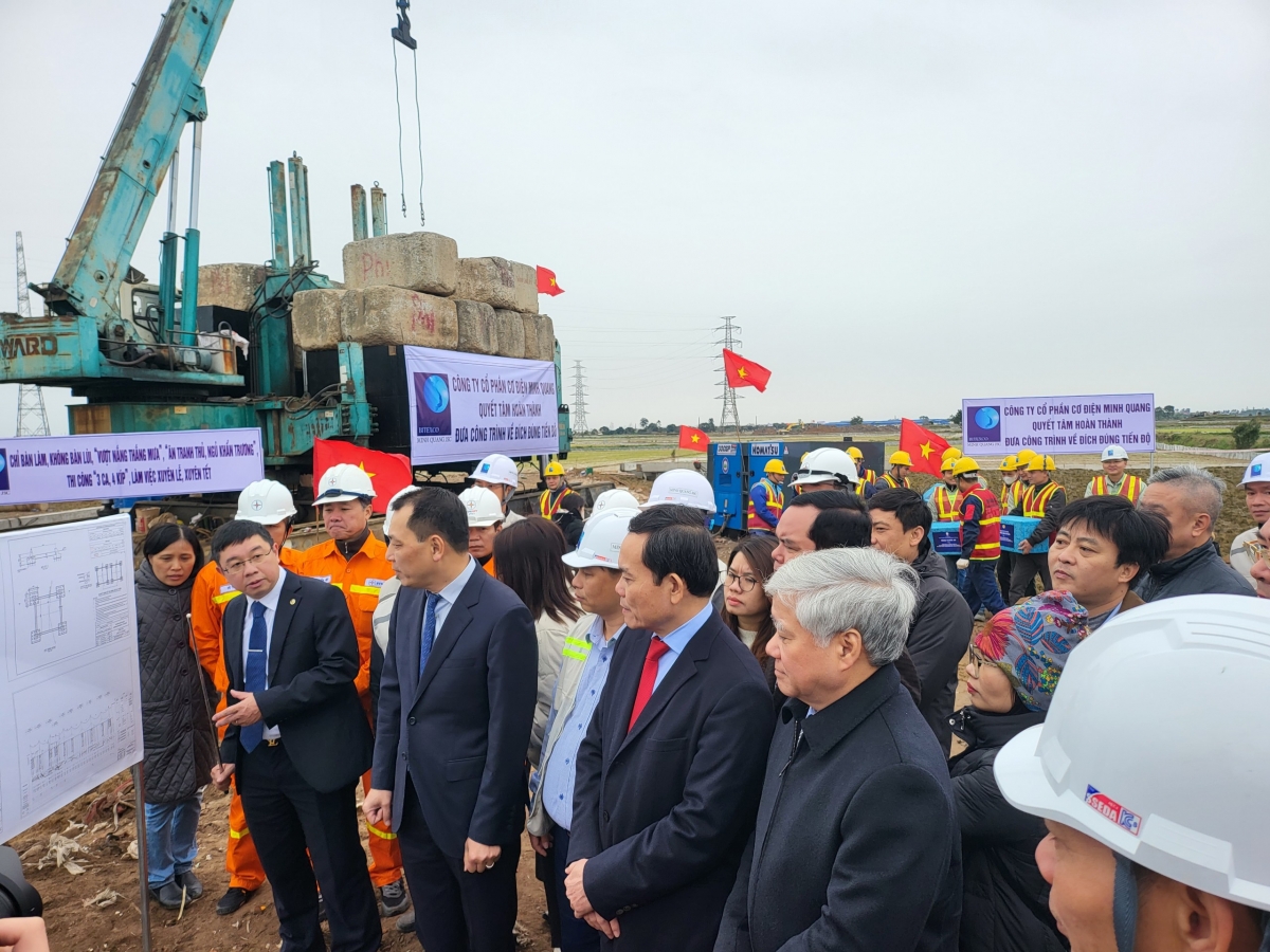 Phó Thủ tướng Trần Lưu Quang và lãnh đạo Bộ, ngành nghe báo cáo tiến độ dự án
