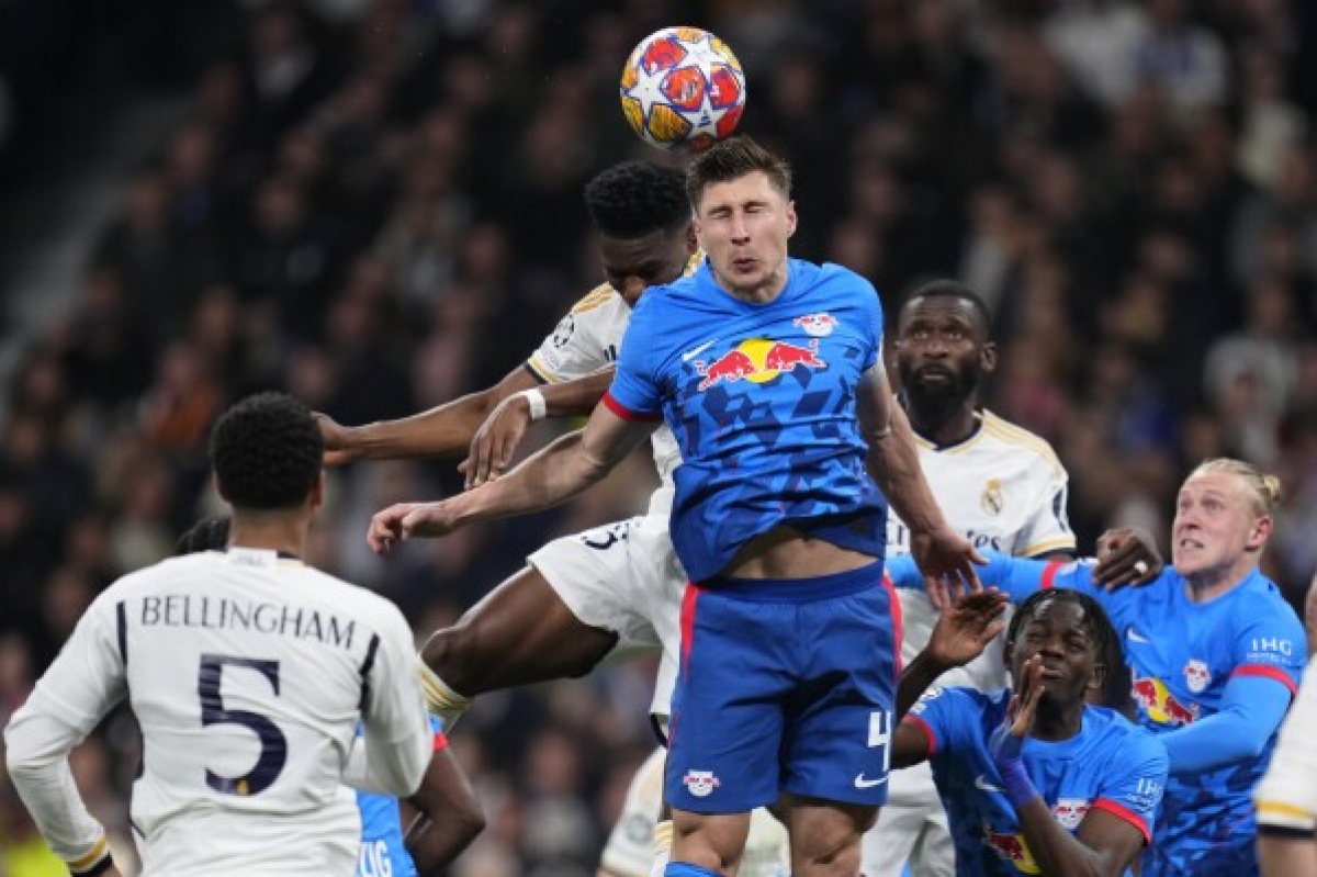 Willi Orban đánh đầu gỡ hòa 1-1 cho Leipzig