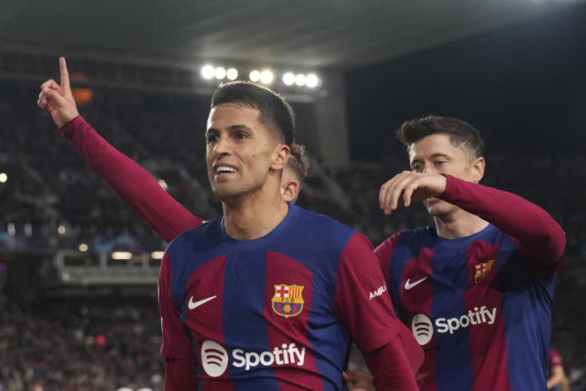 Joao Cancelo nới rộng khoảng cách cho đội bóng xứ Catalan