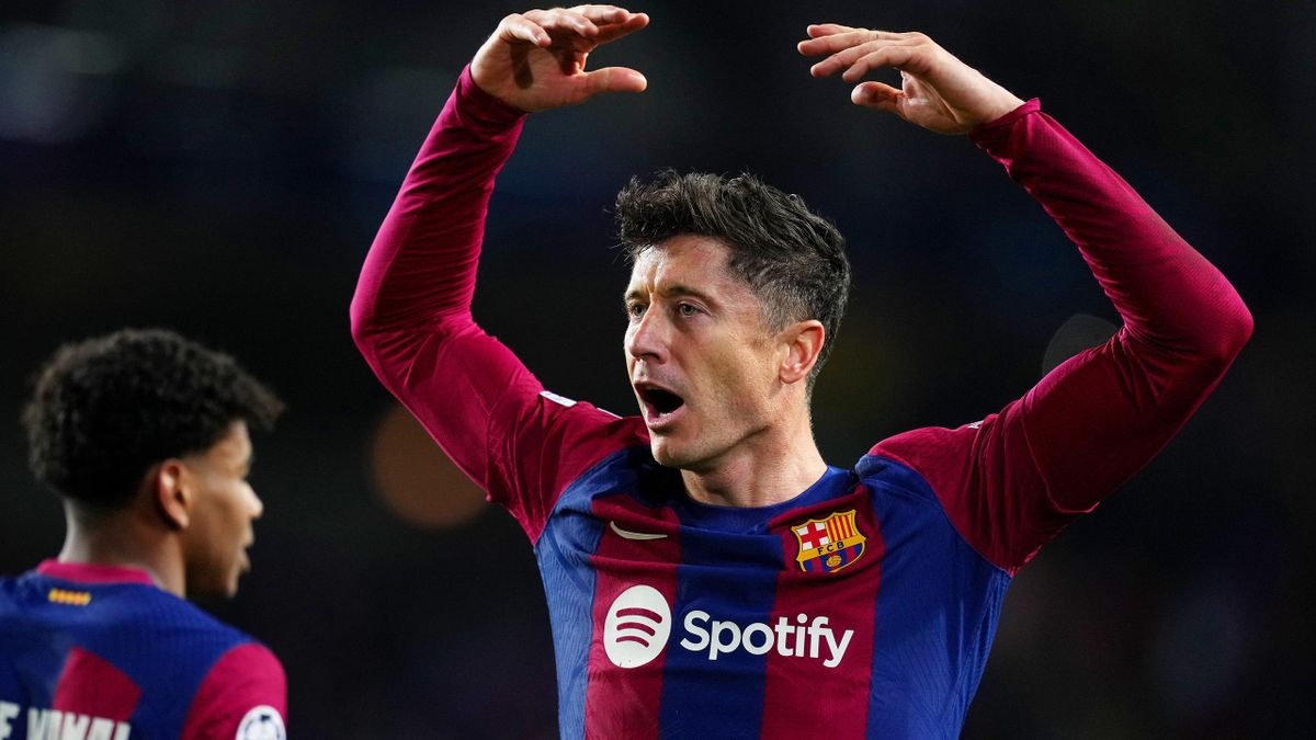 Robert Lewandowski ấn định chiến thắng cho Barcelona