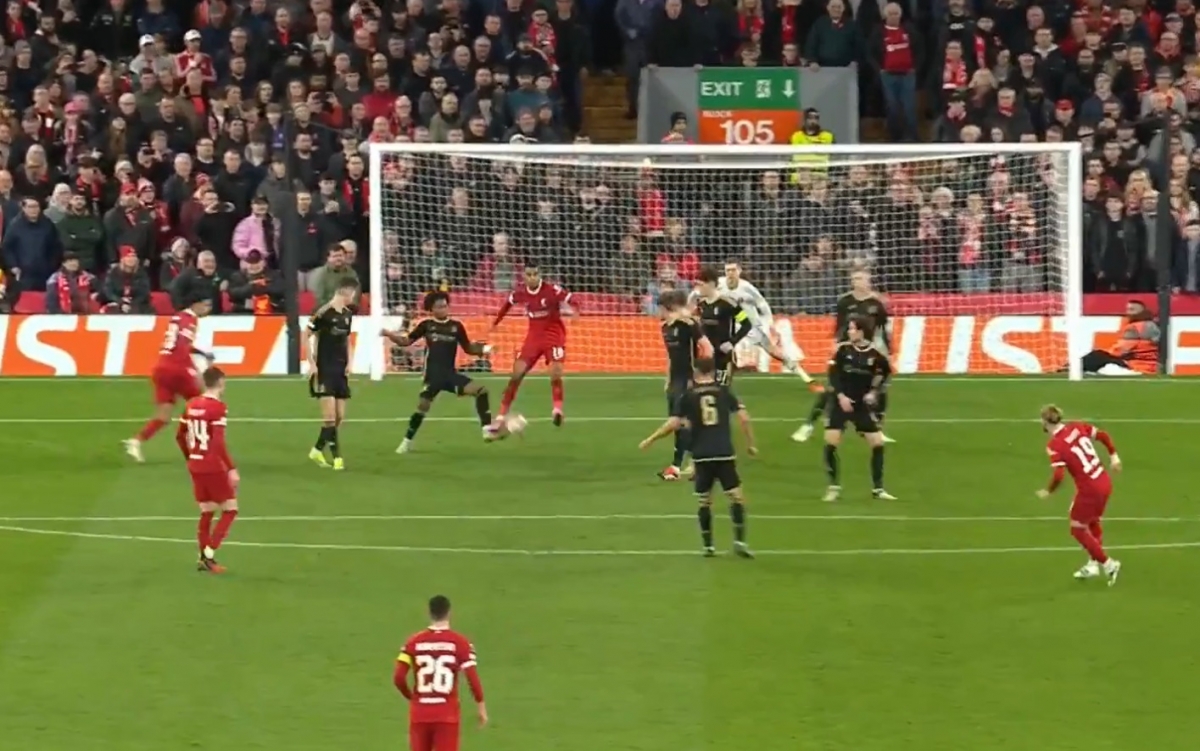 Các cầu thủ Liverpool thi nhau bắn phá khung thành thủ môn Peter Jensen