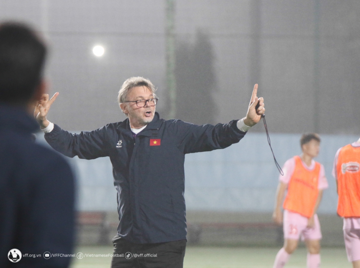 HLV Philippe Troussier hướng dẫn buổi tập