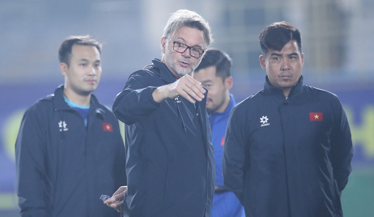 HLV Troussier sẽ vượt qua áp lực phải thắng? (Ảnh: VFF)