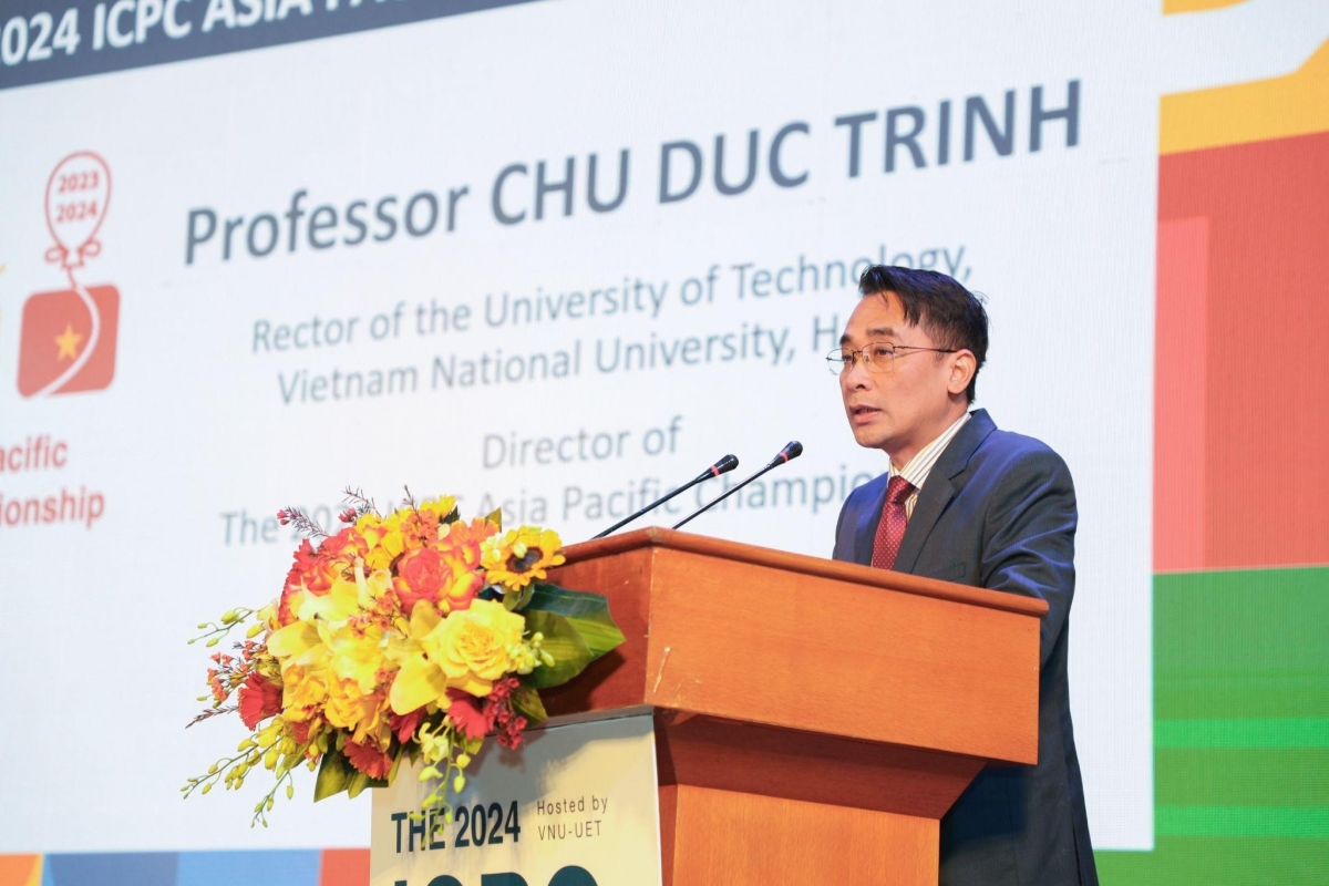 GS.TS Chử Đức Trình - Hiệu trưởng trường Đại học Công nghệ phát biểu khai mạc Kỳ thi Lập trình sinh viên quốc tế ICPC 2024