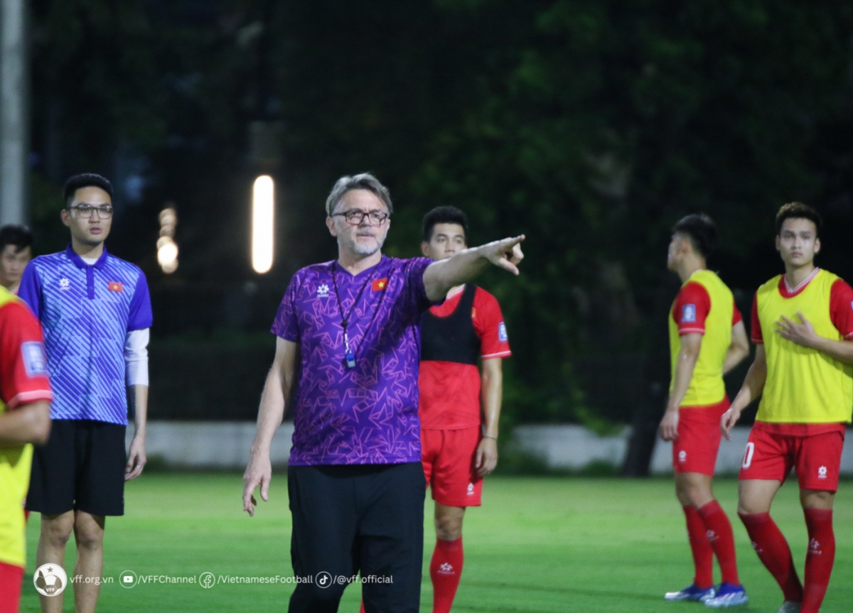 HLV Philippe Troussier chỉ đạo buổi tập