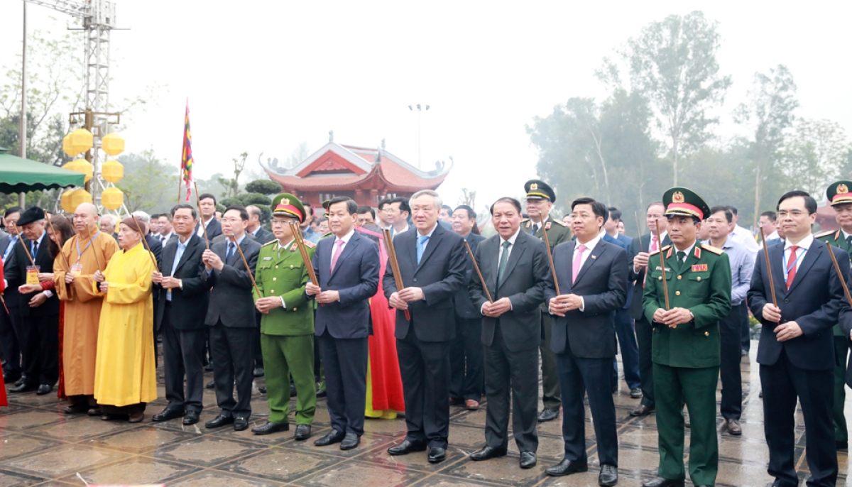 Các đại biểu dâng hương tại đền thờ Hoàng Hoa Thám và nghĩa quân Yên Thế.