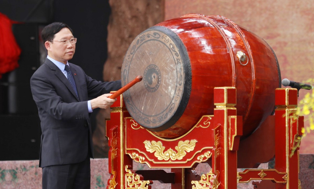 Đồng chí Lê Ánh Dương đánh trống khai hội.