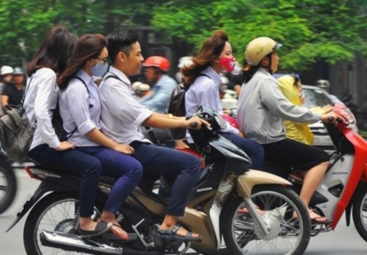 Việc giao xe máy từ 50cm3 trở lên cho người dưới 18 tuổi điều khiển sẽ bị xử phạt vi phạm hành chính