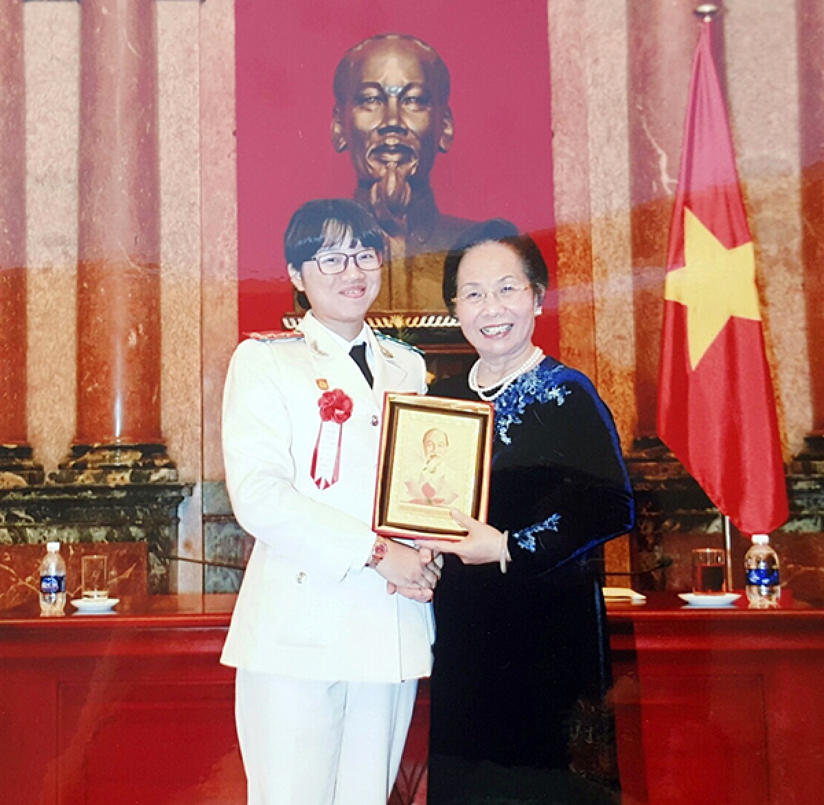 Nguyên Phó Chủ tịch nước Nguyễn Thị Doan động viên Trung tá Bùi Thị Thanh Vân
trong buổi gặp mặt điển hình tiên tiến Bộ Công an