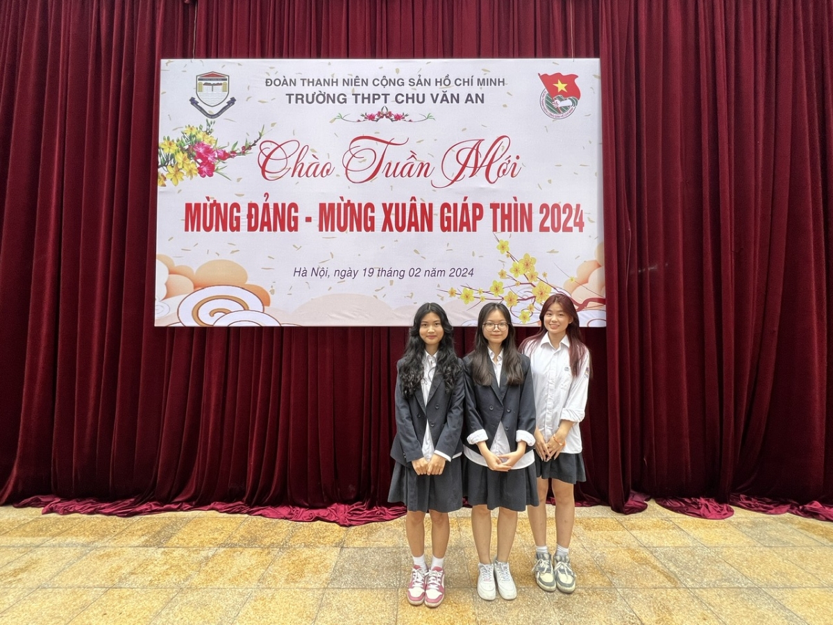 Thạch Quỳnh Trang (áo trắng) và các bạn cùng được kết nạp Đảng trong năm 2024 tại trường THPT Chu Văn An