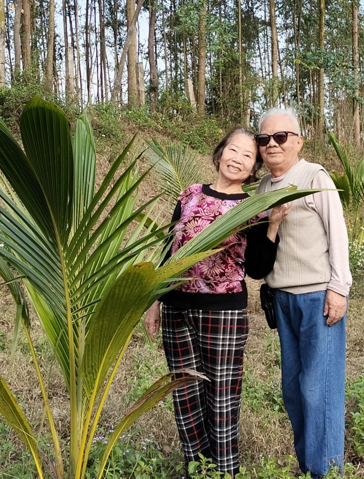 Dù đã cao tuổi nhưng tình yêu ông bà dành cho nhau không thiếu sự lãng mạn.