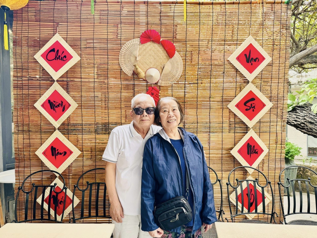 Ông bà thường cùng nhau đi khắp nơi.