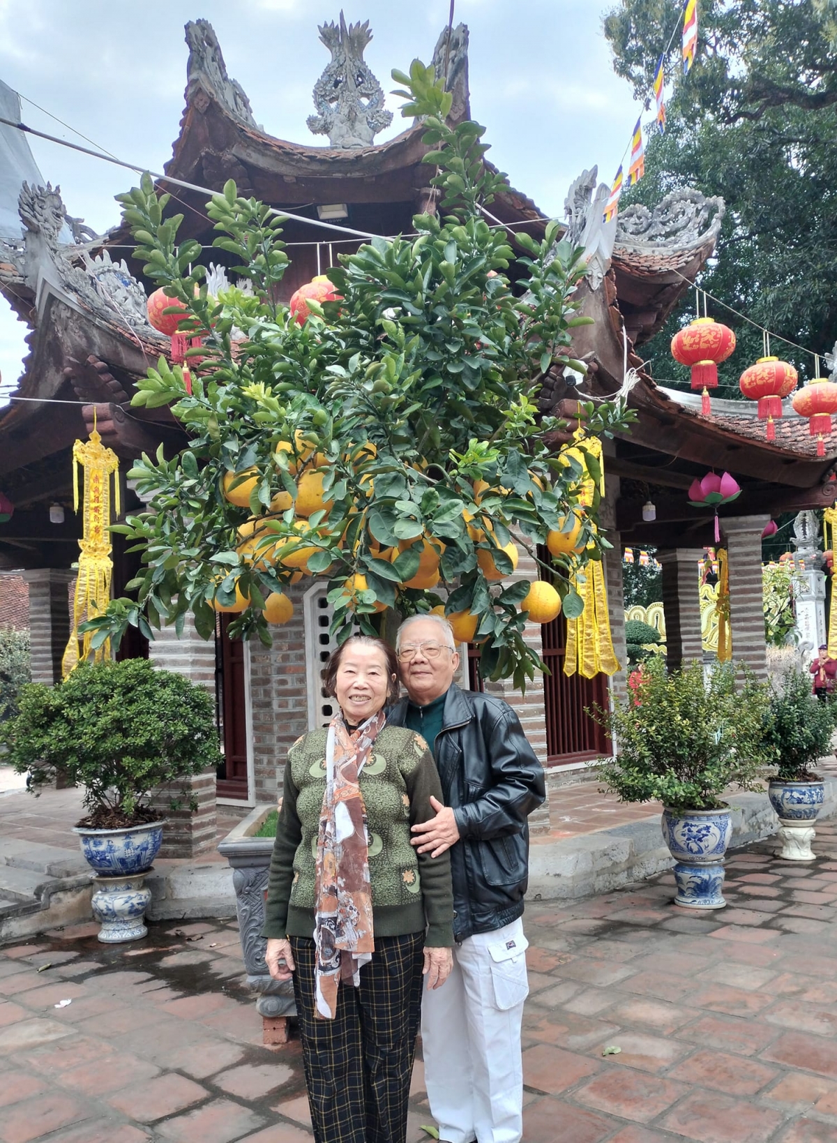 Ông bà quen nhau qua mạng xã hội, nhờ sự kết nối của hai cô con gái.