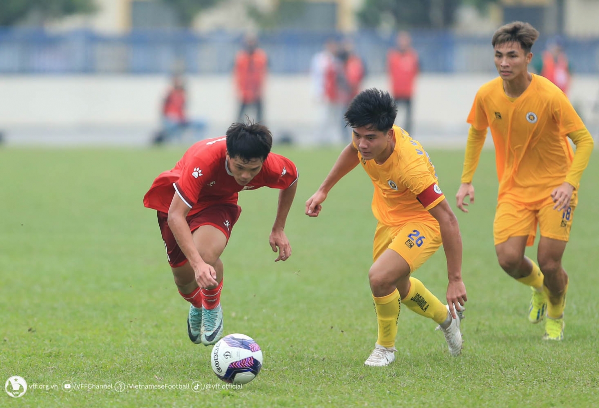 Trẻ Hà Nội hòa 0-0 PVF trong ngày ra quân. Ảnh: VFF