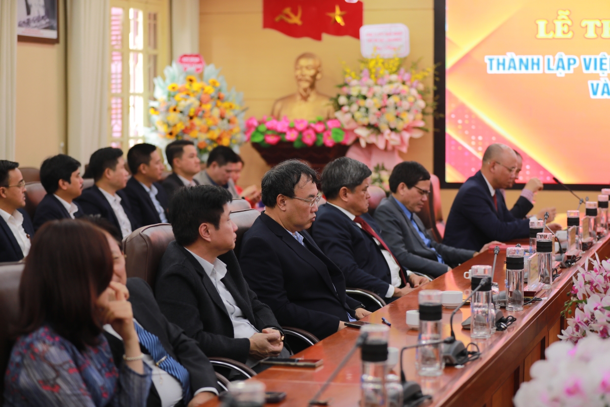 Các đại biểu tham dự Lễ công bố thành lập Viện Nghiên cứu Ứng dụng Công nghệ và Hợp tác doanh nghiệp.