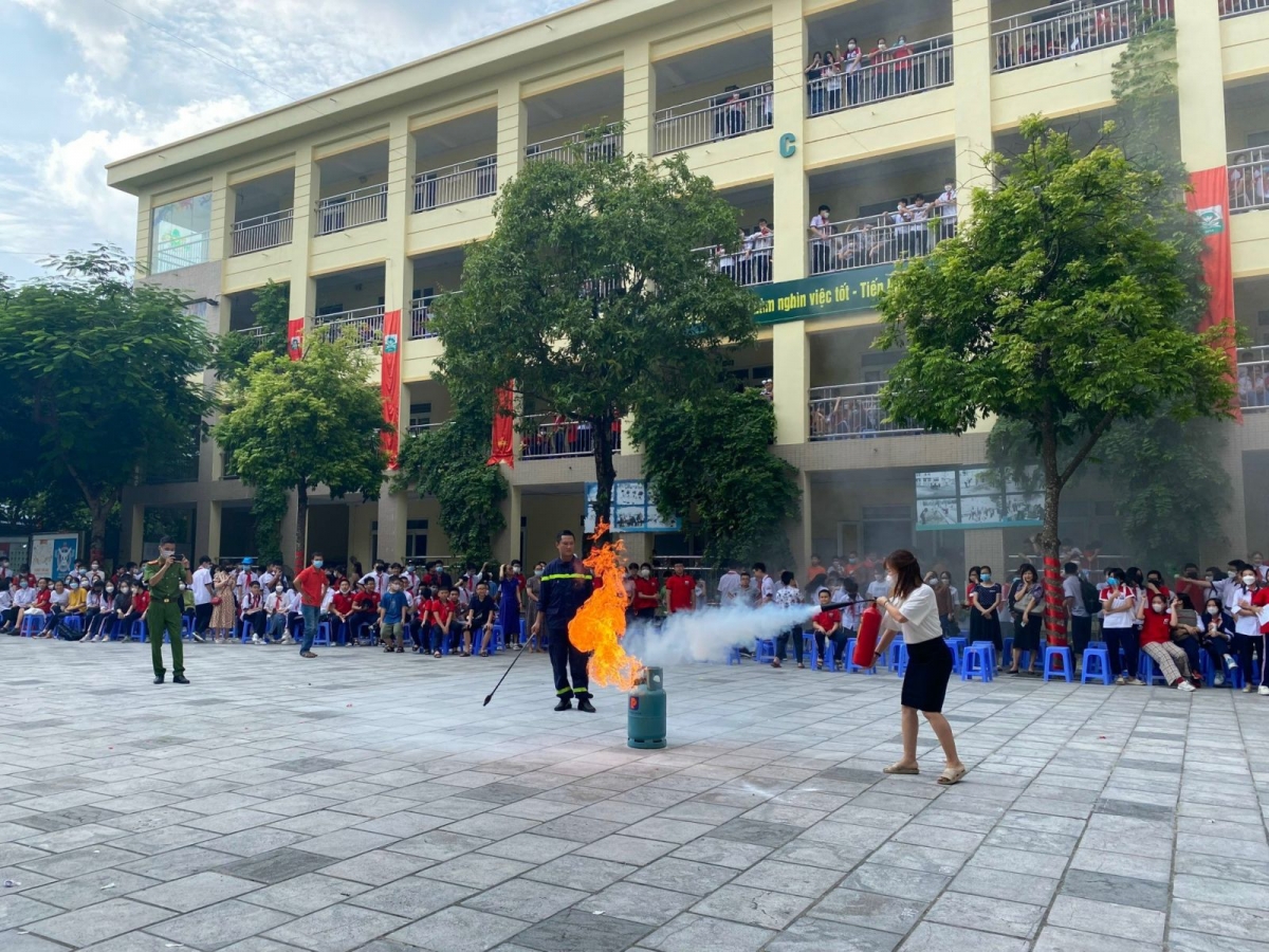 Giáo viên cũng được thực hành đầy đủ các kỹ năng chữa cháy, thoát hiểm, cứu hộ, cứu nạn...